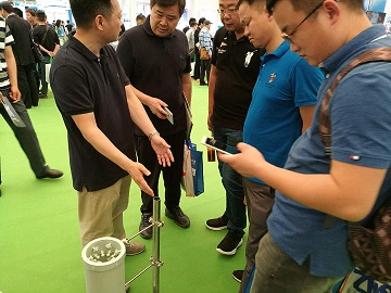 為觀眾講解旋流曝氣器